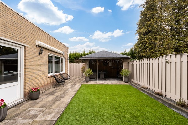 Foto - Te koop: Ruime 2-onder-1-kapwoning met dubbele garage, eigen oprit en fijne tuin